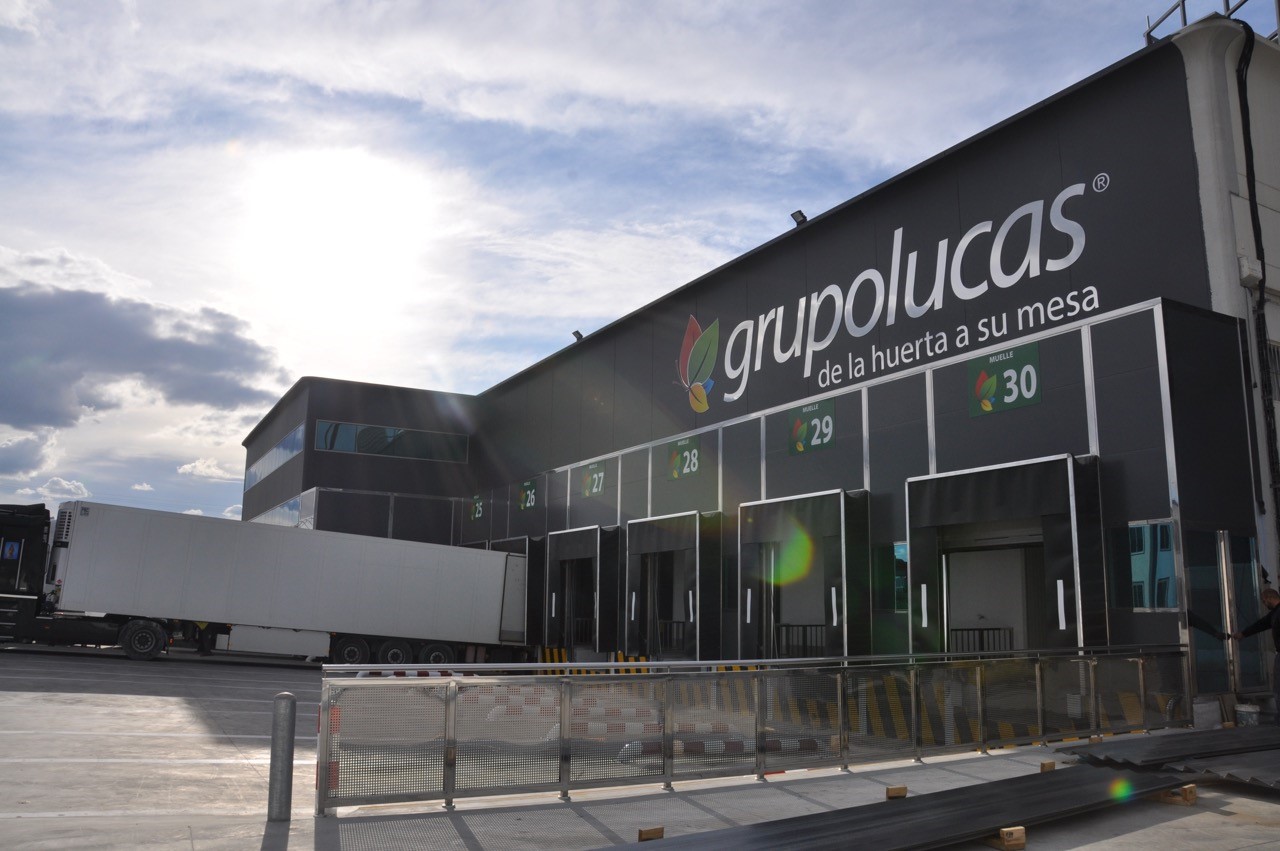 Nave logística de Grupo Lucas con muelles de carga